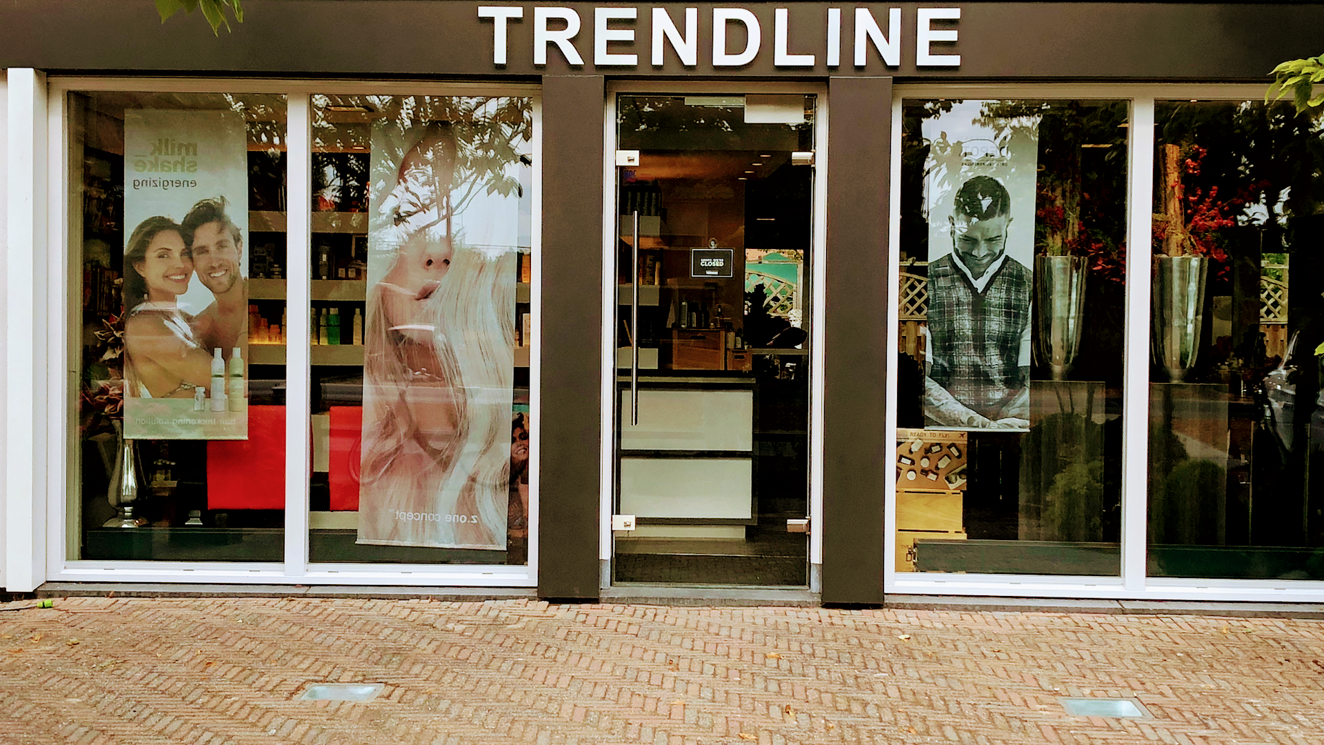 De gevel van Kapsalon Trend-Line aan de Prinses Julianaweg in Nieuwendijk