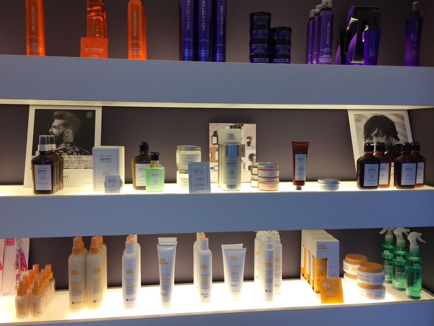 De verlichte productwand in Kapsalon Trend-Line met milk_shake, DEPOT en No Inhibition